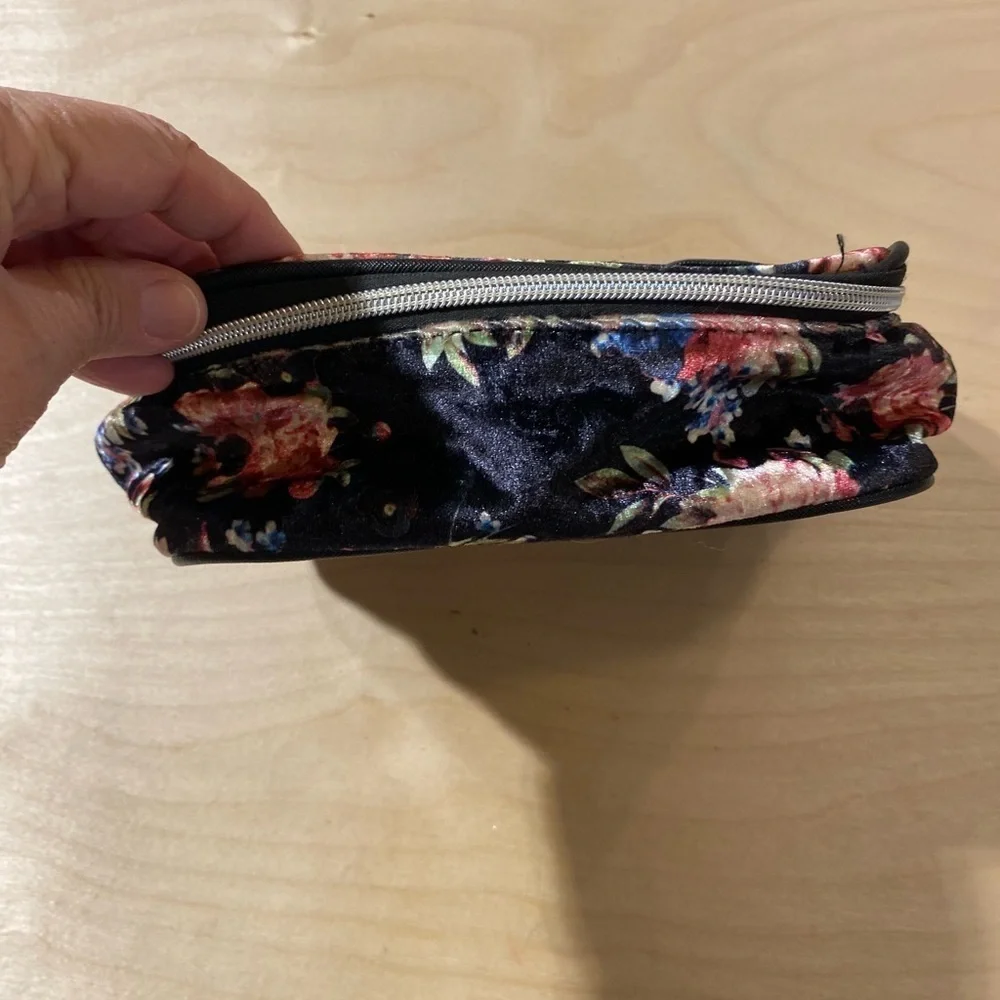 Under One Sky Floral Velvet Women's Cosmetic Bag (MG)